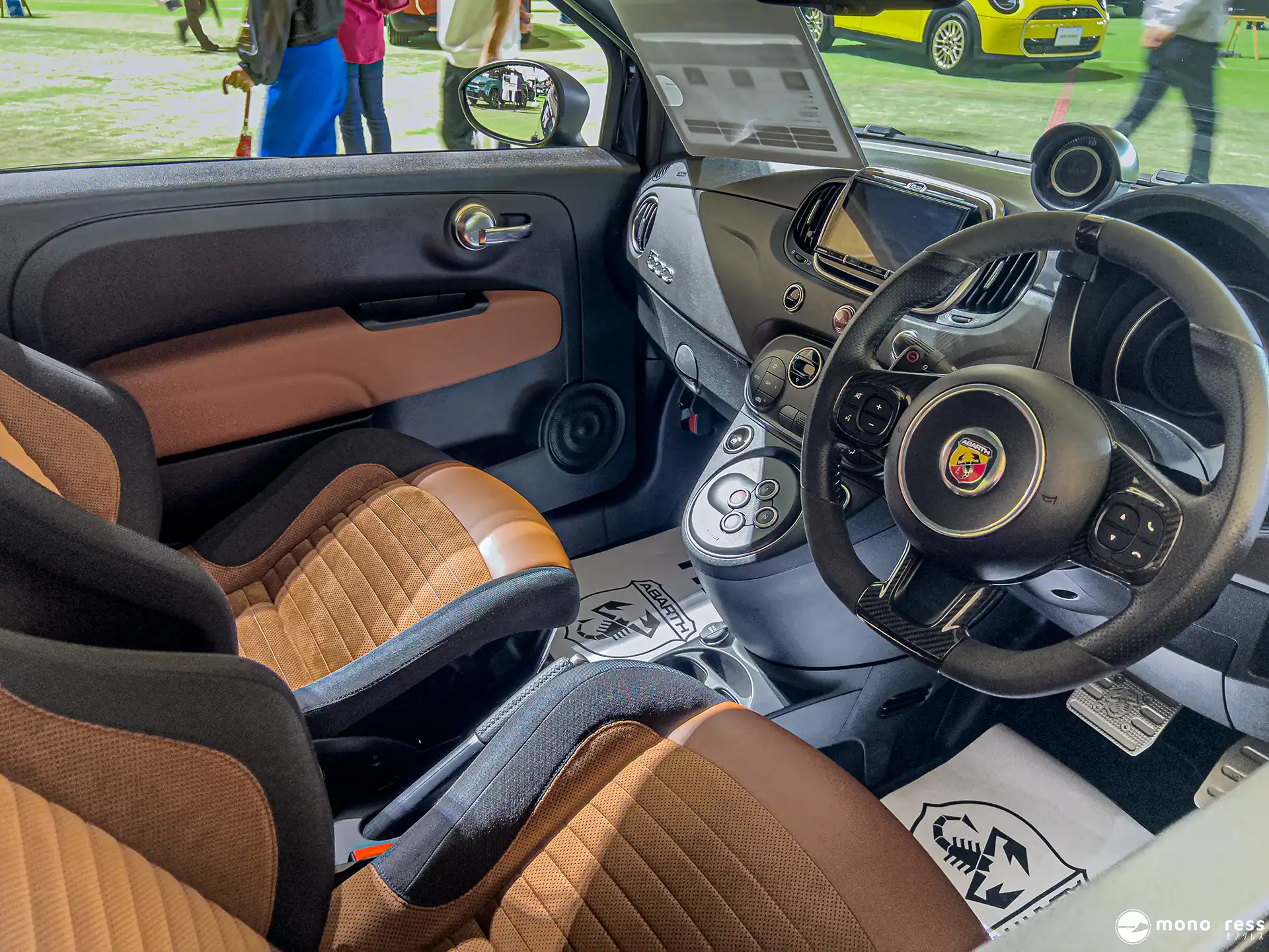 ABARTH 595 のコックピット