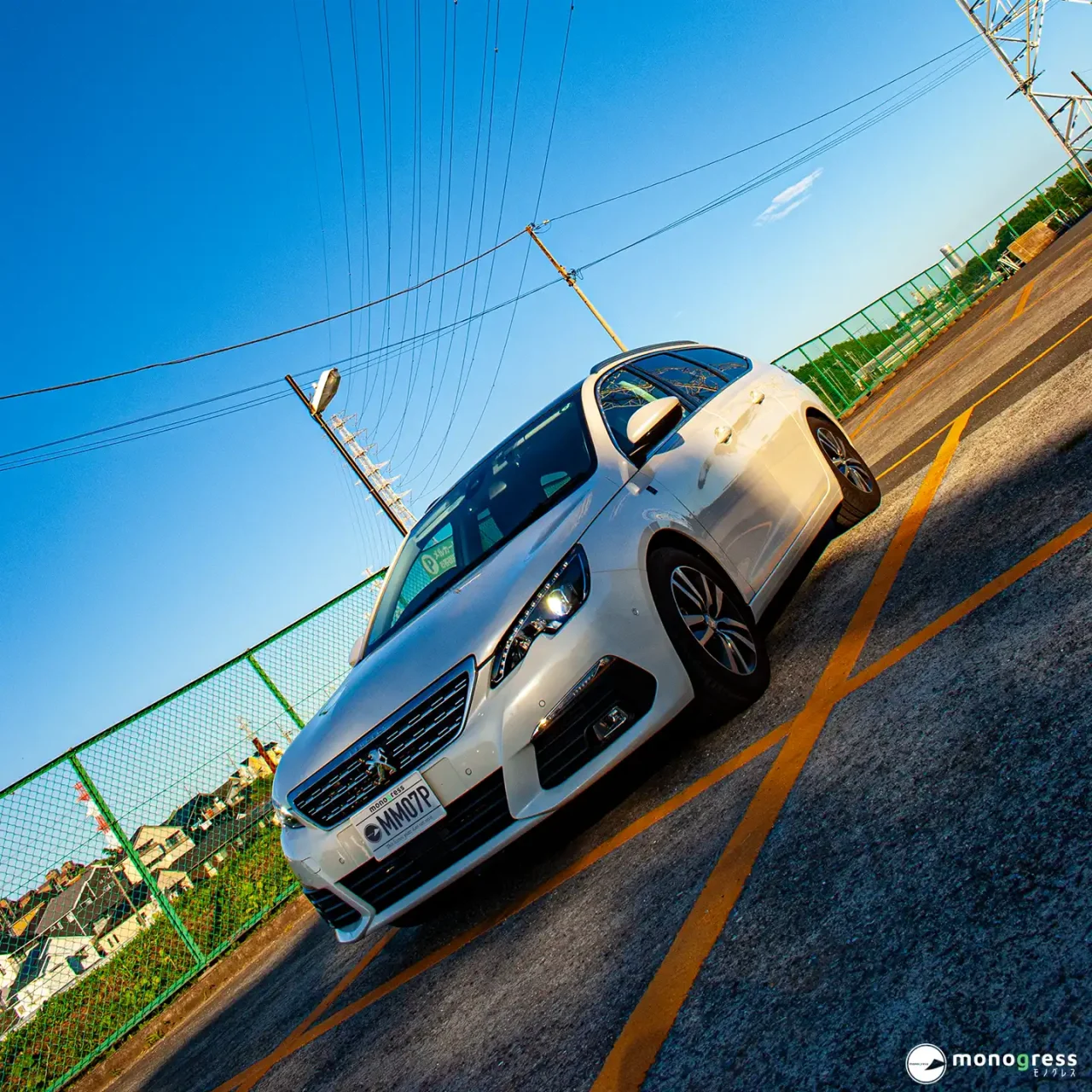 駐車場に佇むPeugeot308SW(T9)