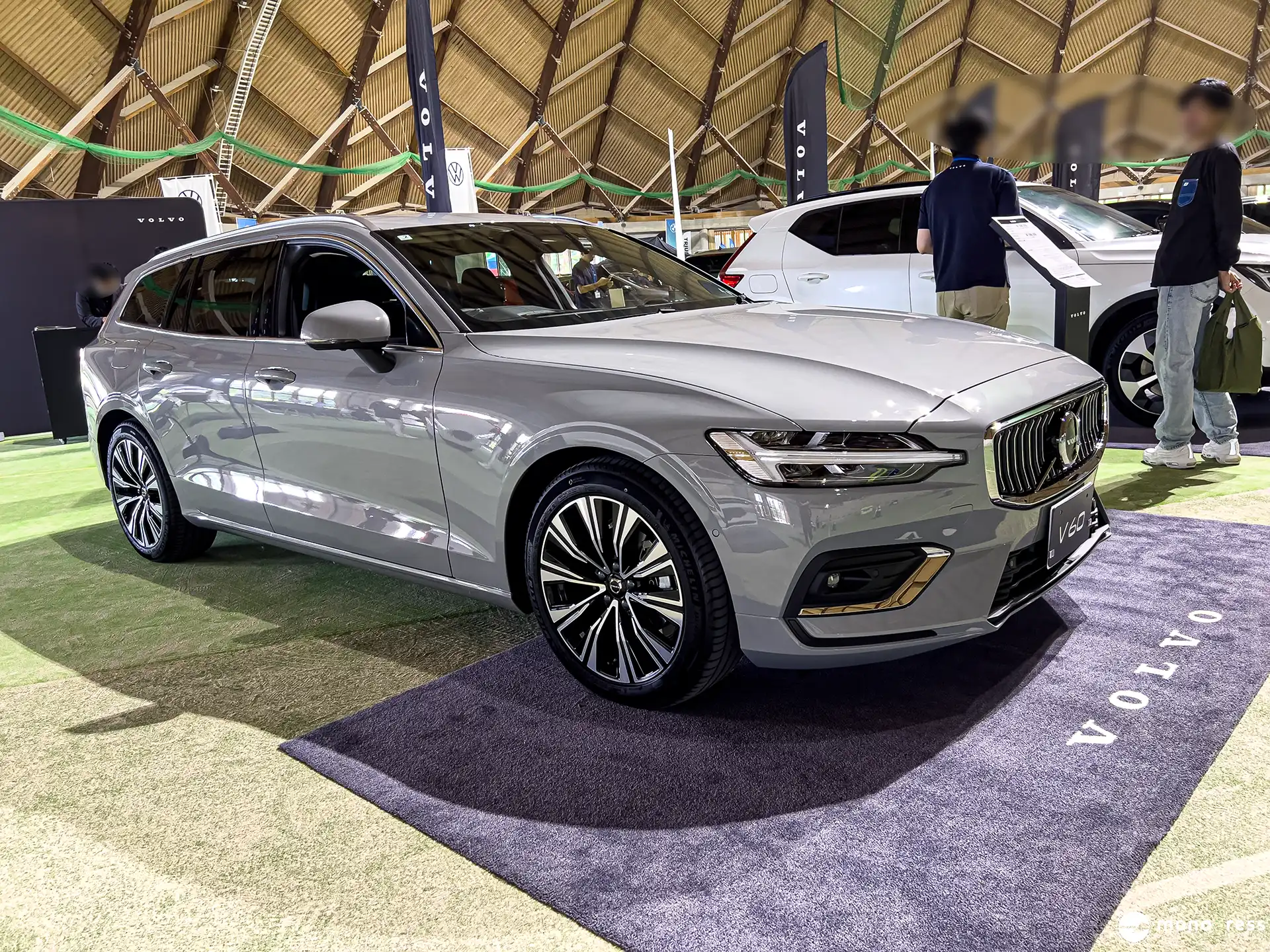 VOLVO V60のフルショット