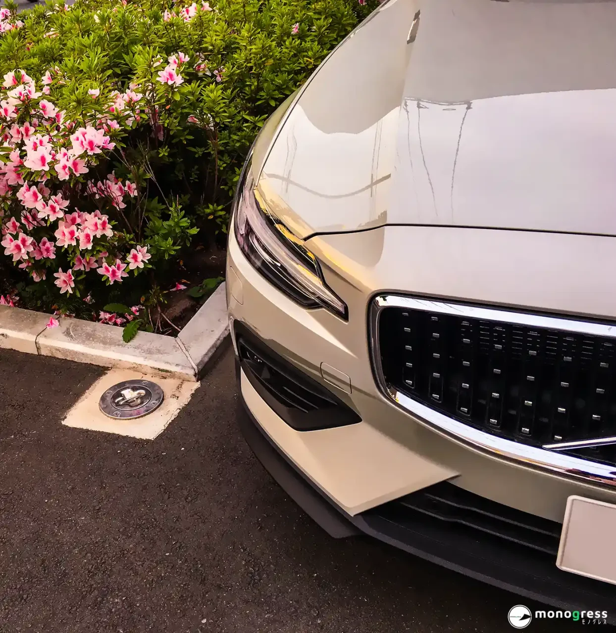 VOLVO V60CrossCountryのフロントマスクとボンネット