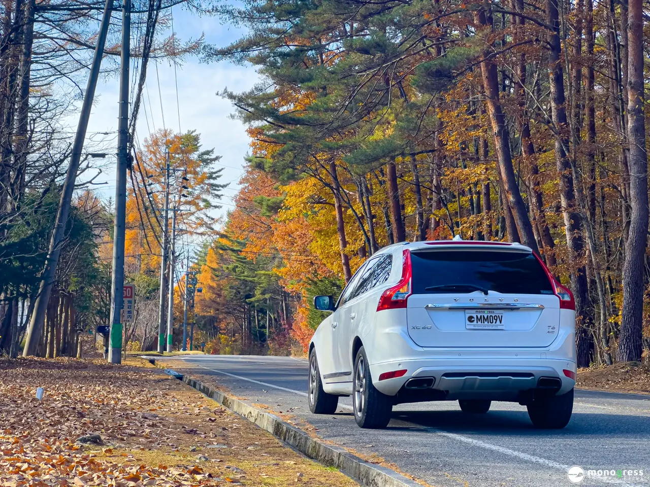 VOLVO XC60(2014)と紅葉の道