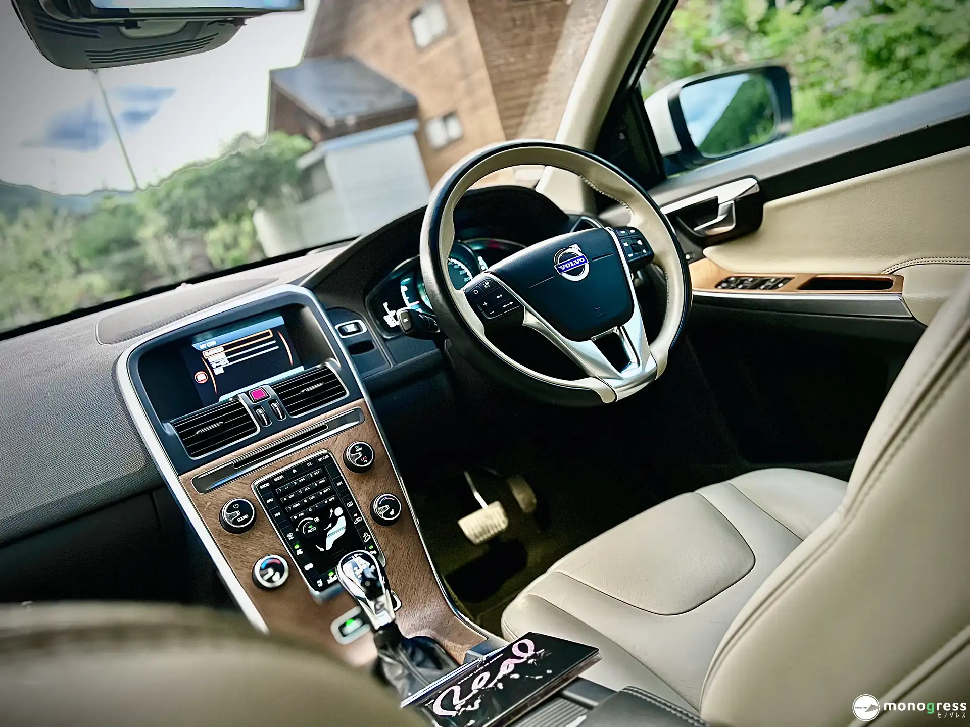 VOLVO XC60(P3)のコックピットをリアシートから眺める