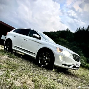 VOLVO XC60(P3)を右斜め前から撮影した全身ショット